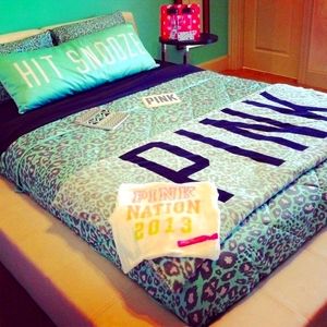 *****ISO**** PINK DISPLAY ITEMS/BEDDING/DOGS